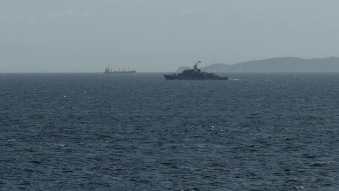 在达达尼尔海峡的军舰和一艘货船