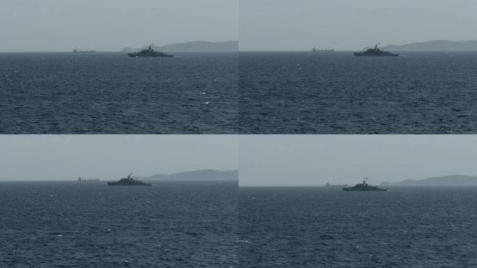 在达达尼尔海峡的军舰和一艘货船