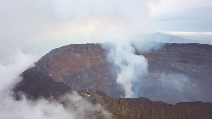 飞向活跃的尼拉贡戈火山，看着熔岩湖冒烟的火山口