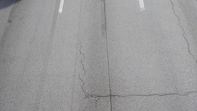 沿着高速公路行驶的车辆