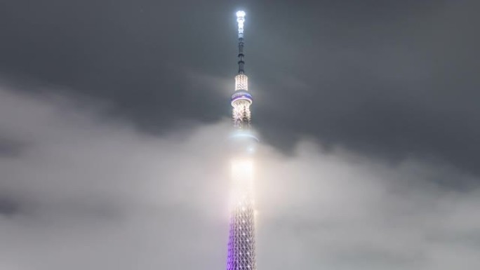 东京晴空塔夜间广告灯光秀的4k延时。日本旅游地标，亚洲旅游目的地，日本旅游景点概念。缩小