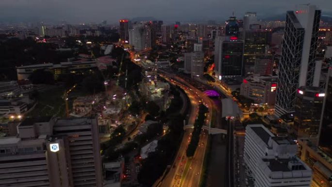 暮光之夜照明吉隆坡市中心交通街空中全景4k马来西亚