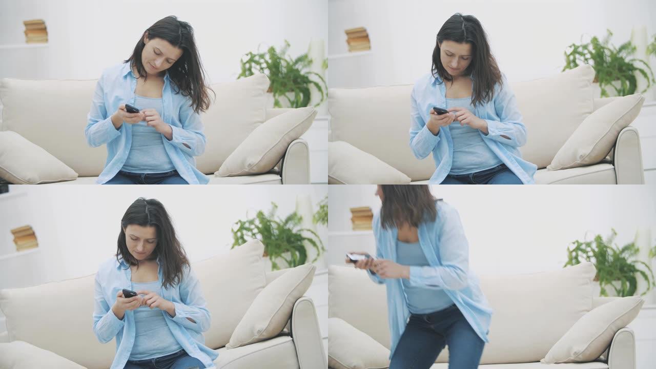 令人钦佩的女人正在使用她的智能手机。突然，她站在沙发上冲走了。慢动作。复制空间。4K。