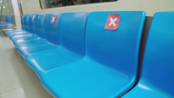 带有社交距离标志的公共地下地铁中的公共座位