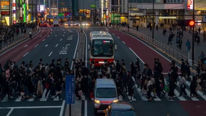 4k延时: 日本新宿夜间行人拥挤。