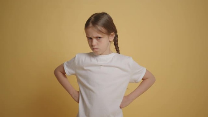 女孩表现出拒绝手势不，在黄色墙壁慢动作中摇摇头