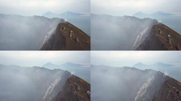 人们站在活跃的Nyiragongo火山的火山口边缘，熔岩湖冒烟