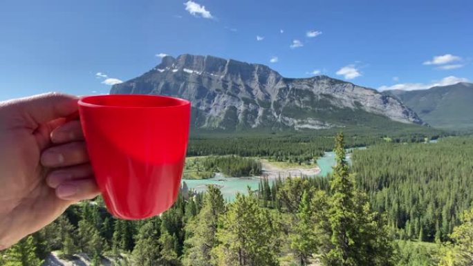 加拿大班夫的人手展示咖啡杯