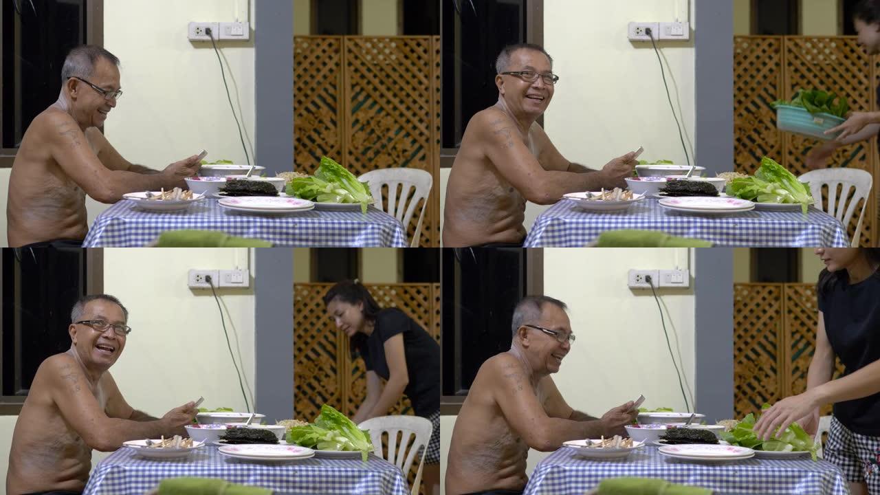 泰国一家人聚在家里吃饭