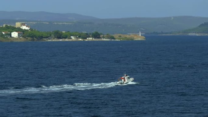 海岸警卫队在达达尼尔海峡护送一艘船