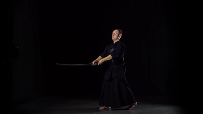 剑道战士用黑底的武士刀练习武术