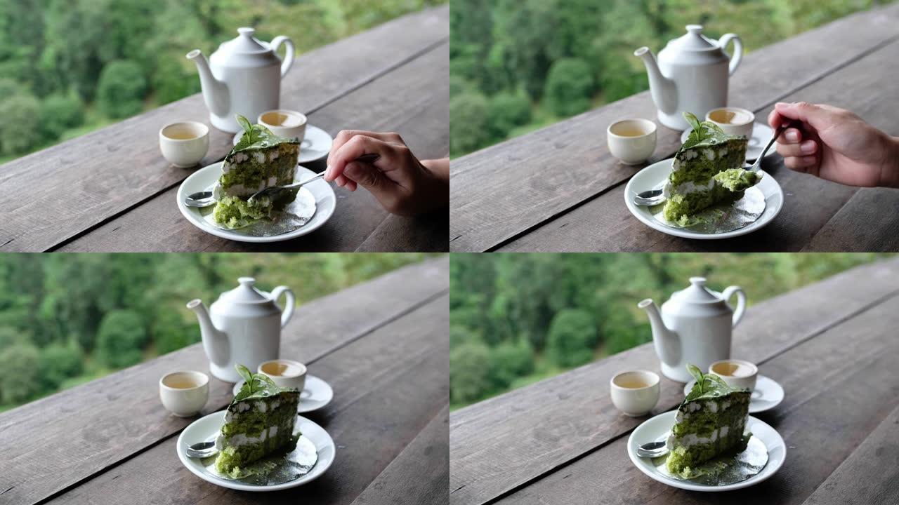 一个女人在木棒上切茶壶和吃绿茶蛋糕