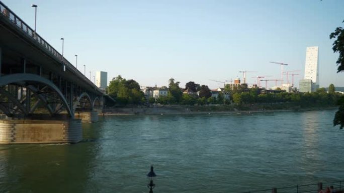 日落时间巴塞尔城市河畔交通桥现代街区建筑慢动作全景4k瑞士