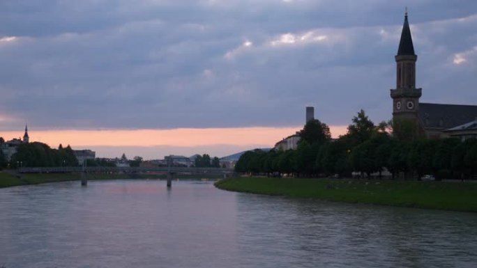 日落天空萨尔茨堡市河全景4k奥地利