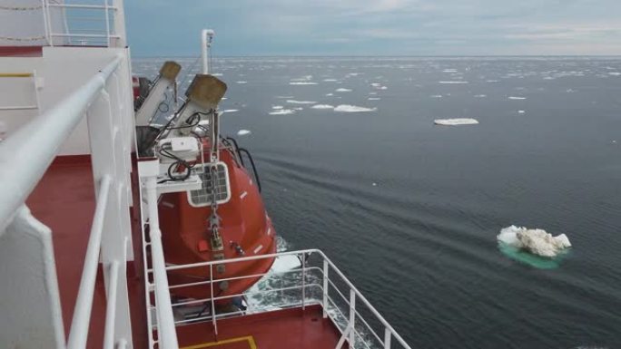 在北极航行的船的饲料。油轮甲板上的北极景观。