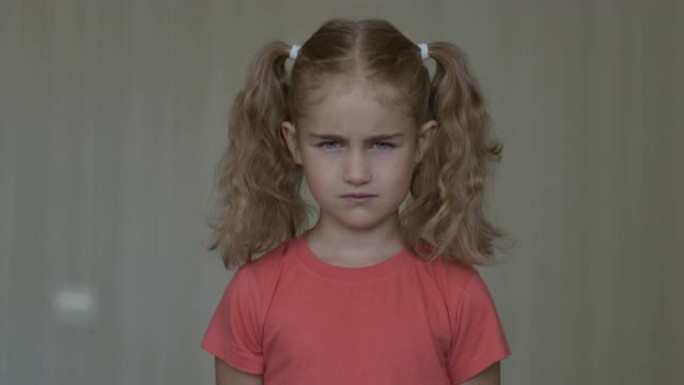 肖像非常暴躁愤怒的小女孩。精神衰弱的小女孩。负面的人类情绪面部表情感觉，不良态度，反应。脸上带着愤怒