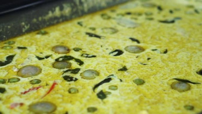 绿色咖喱泰国著名椰奶汤在餐饮自助餐托盘