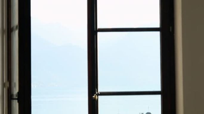 透过窗户看到的风景。从户外窗户看到的瑞士山脉
