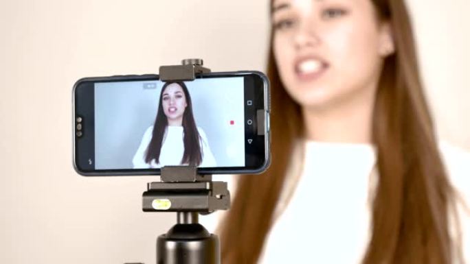 高加索女孩视频博客与订户保持手机交流