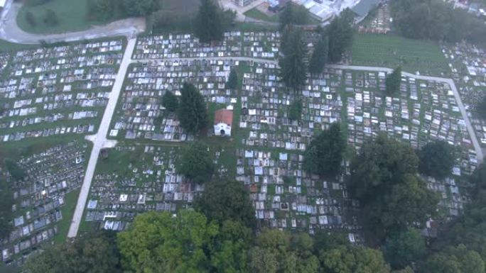 斯洛伐克班斯卡比斯特里察墓地的鸟瞰图