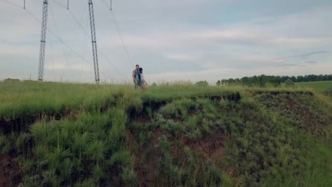 鸟瞰图年轻夫妇走到绿色草地边缘