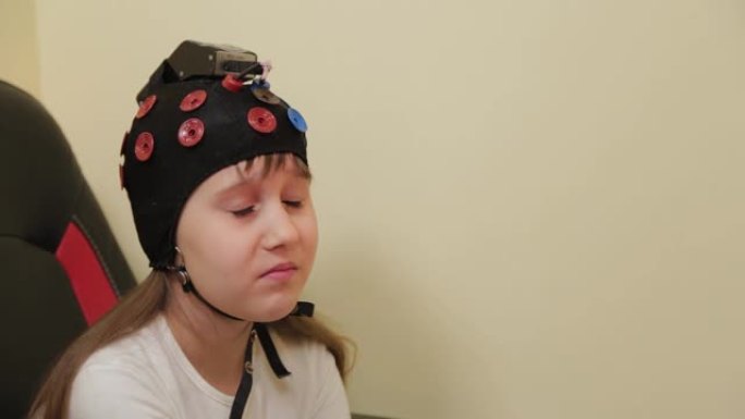 在私人诊所接受脑电图手术的美丽小女孩