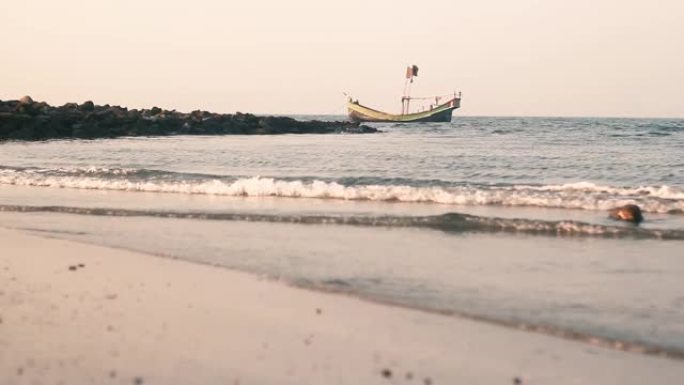 海边放松水浪。海滩水浪船愈合。