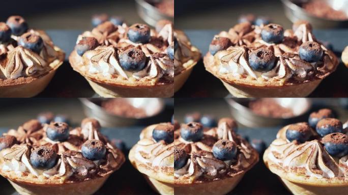 美味的水果蛋白酥皮馅饼配蓝莓和磨碎的巧克力。