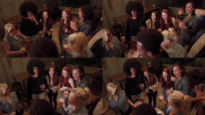 时髦的朋友在派对上跳舞