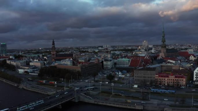 日落时鸟瞰拉脱维亚里加的圣彼得教堂和圆顶大教堂。