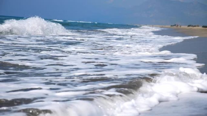 空沙滩的海洋场景，海浪在海岸线上撞击。热带度假胜地阳光明媚。风景优美的海景。慢动作