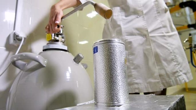 慢动作化学家排出液氮填充烧瓶