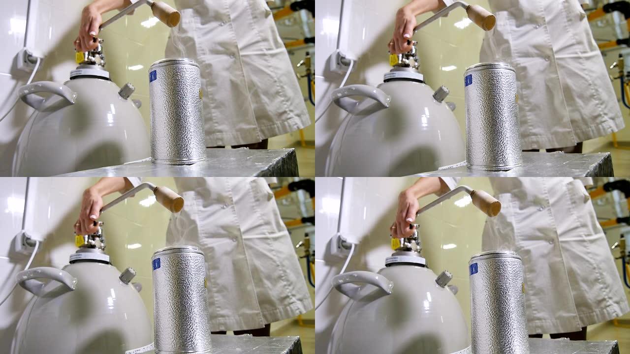 慢动作化学家排出液氮填充烧瓶