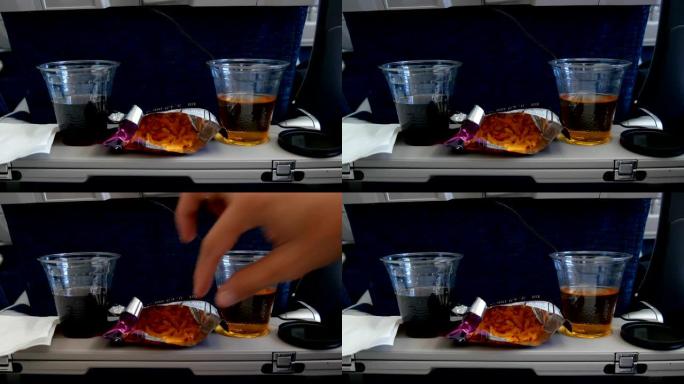 女人在飞机上手工采摘零食