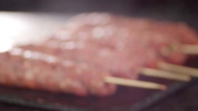 自制生烤肉串香肠在棍子上。
