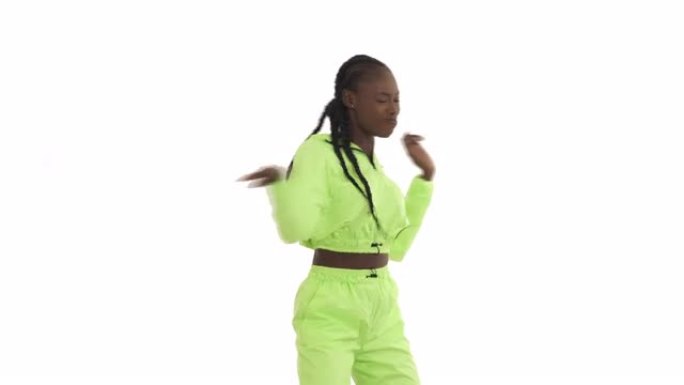 年轻跳舞的非洲女子用上半身表演旋转动作的肖像。非洲风格的舞蹈动作。孤立在白色背景上。