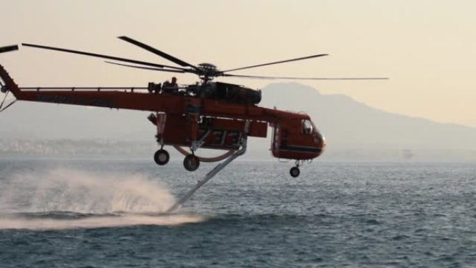 消防直升机特写镜头潜水取水。