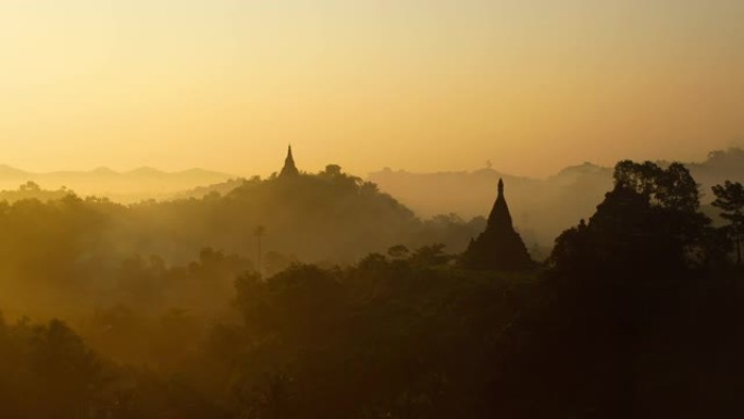 晨雾和烟雾经过缅甸古庙的时间流逝