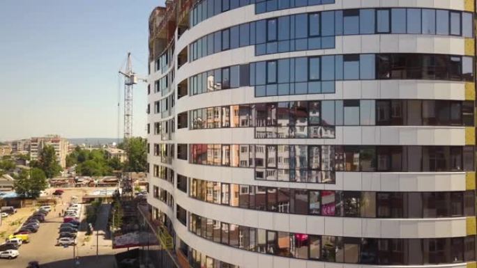 城市在建的高层玻璃公寓楼混凝土框架的鸟瞰图。