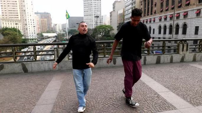 两名男舞者在市区市区跳舞。西班牙裔和非洲表演者跳舞