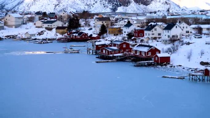 挪威北部罗弗滕群岛海边著名的传统五彩木制渔屋罗布的夜景