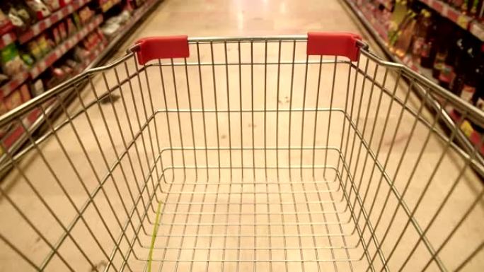 在超市驾驶购物车-4k分辨率-可循环运动图像