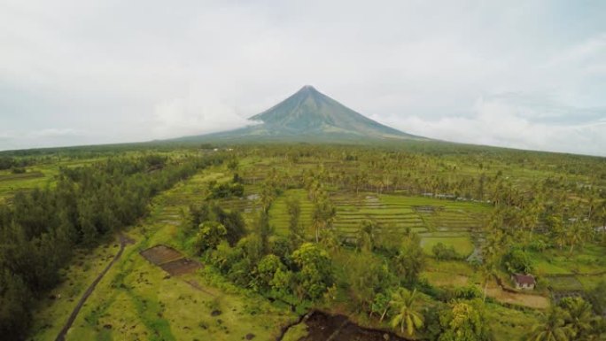 菲律宾黎牙实比市附近的马永火山。稻田的鸟瞰图。马永火山是一座活火山，2462米高。阴