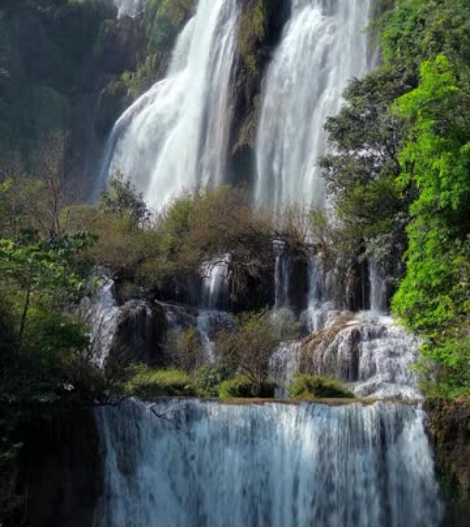 在Umphang野生动物保护区的Thi Lo Su瀑布的垂直比例电影慢动作拍摄。Tee Lo Su据