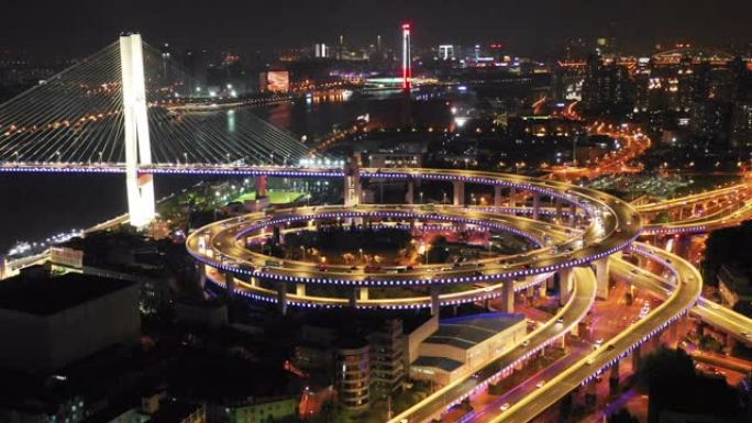 中国上海夜间南浦大桥。