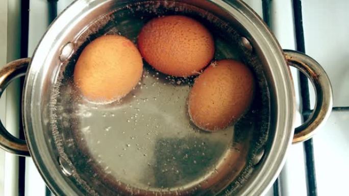 鸡蛋在水中煮沸。将产品放在燃气灶上。烹饪，准备