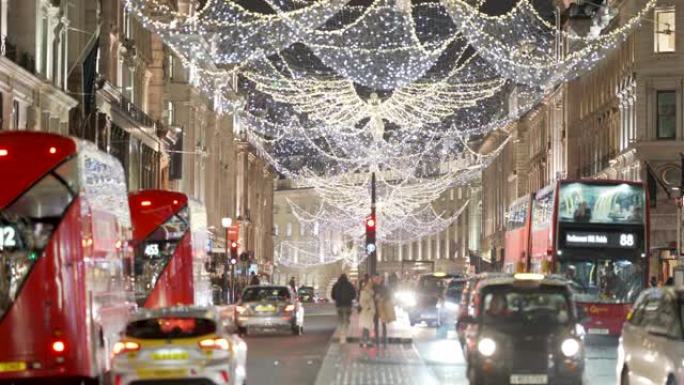 伦敦圣诞天使灯悬挂在摄政街上方。