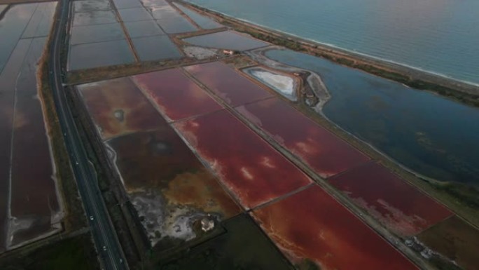 美丽的无人机在高速公路附近的保加利亚盐红湖上空射击