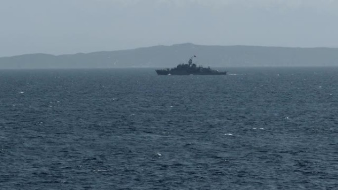 一艘土耳其军舰在达达尼尔海峡的剪影