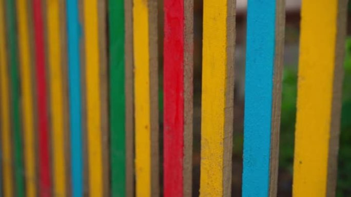 由不同颜色的木板制成的木栅栏